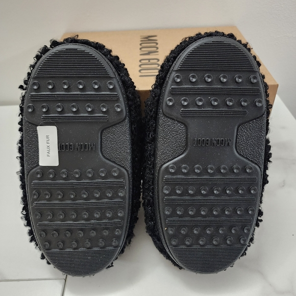 NWT Moon Boot Faux Fur Cozy Black Slippers US Size 6/7 Women - Picture 2 of 3